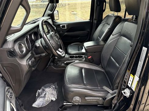 Used 2019 Jeep Wrangler Unlimited Sahara image 16