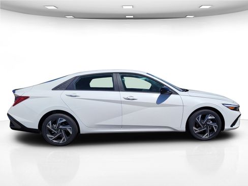 New 2025 Hyundai Elantra SEL image 8