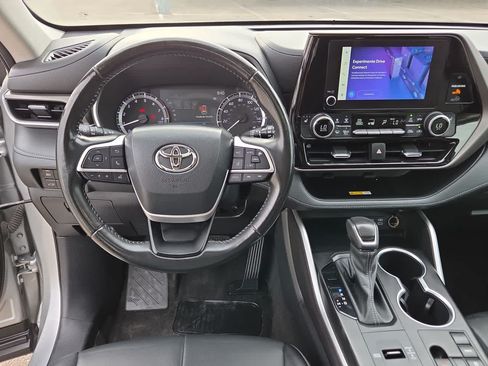 Used 2023 Toyota Highlander XLE FWD image 14