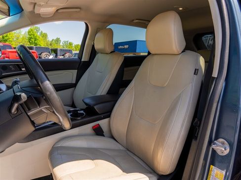 Used 2018 Ford Edge Titanium w/ Equipment Group 301A AWD/4WD image 17