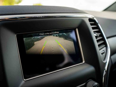 Used 2021 Jeep Grand Cherokee Laredo RWD image 19