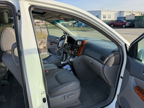 Used 2009 Toyota Sienna XLE image 22