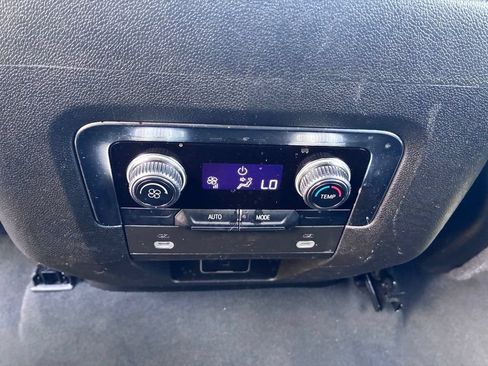 Used 2024 GMC Yukon SLT RWD image 14