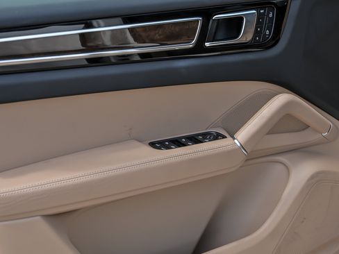 Used 2023 Porsche Cayenne Platinum Edition AWD/4WD image 19