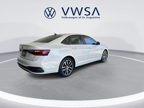 Certified 2025 Volkswagen Jetta SE FWD image 7