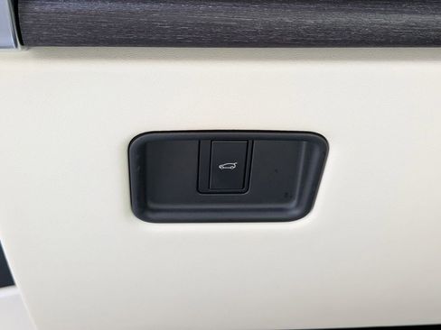 Used 2024 Land Rover Range Rover SE AWD/4WD image 18