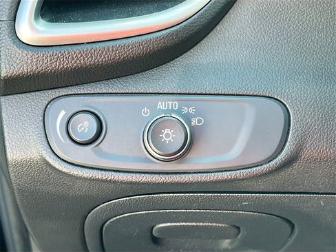 Used 2022 Chevrolet Trax LT w/ LT Convenience Package image 10