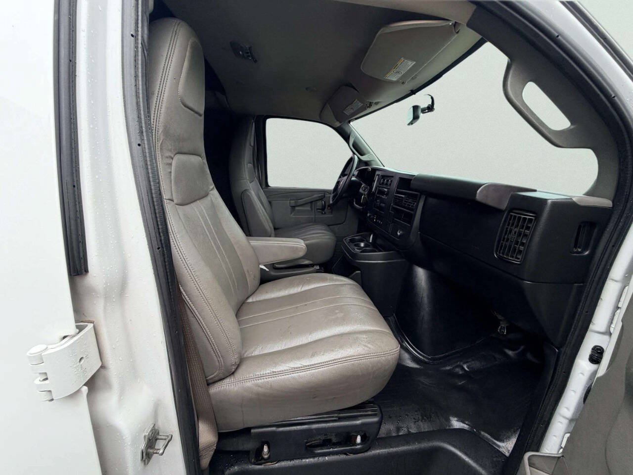 Used 2018 Chevrolet Express 2500 RWD image 25