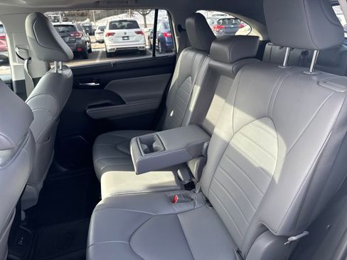 Used 2022 Toyota Highlander XLE image 37