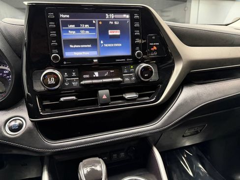 Used 2020 Toyota Highlander LE FWD image 25