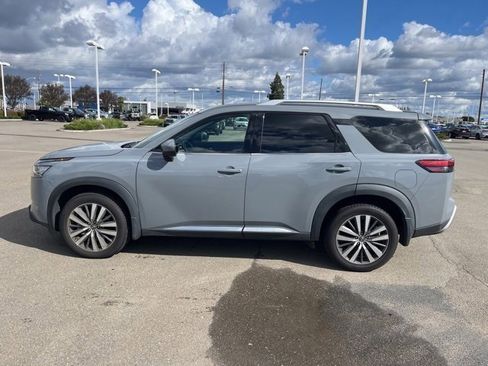 Used 2022 Nissan Pathfinder Platinum w/ Cargo Package image 8