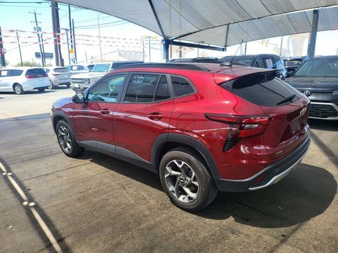 Used 2025 Chevrolet Trax LT w/ LT Convenience Package image 5