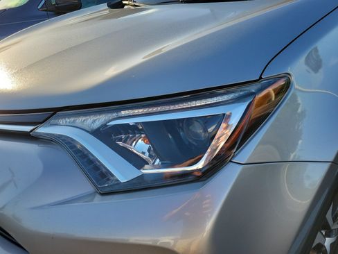Used 2018 Toyota RAV4 LE FWD image 5