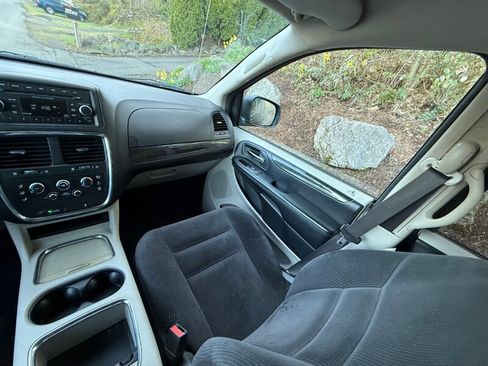 Used 2016 Dodge Grand Caravan SXT image 17