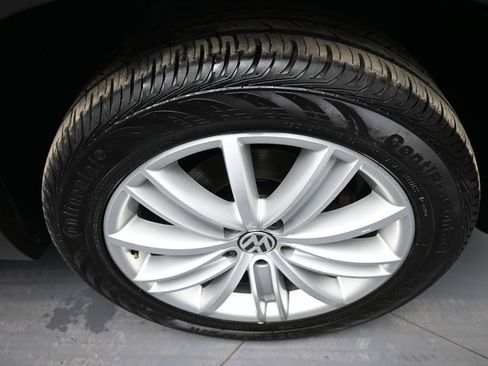 Used 2015 Volkswagen Tiguan SE image 13