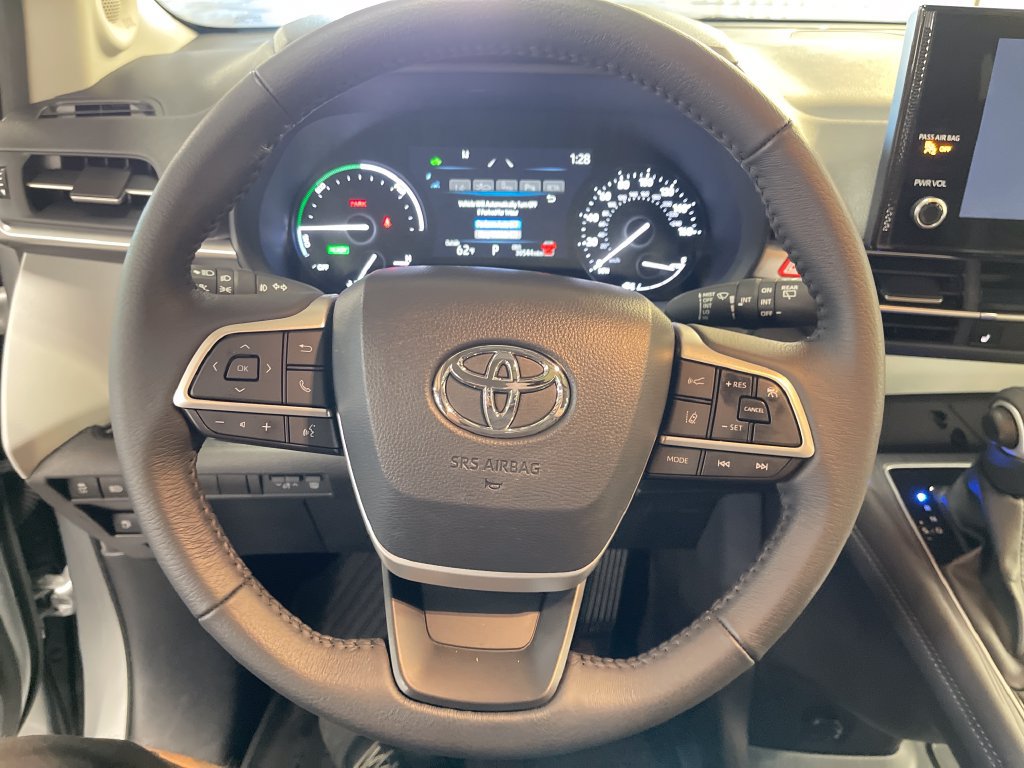 Used 2025 Toyota Sienna XLE w/ XLE Plus Package AWD/4WD image 19