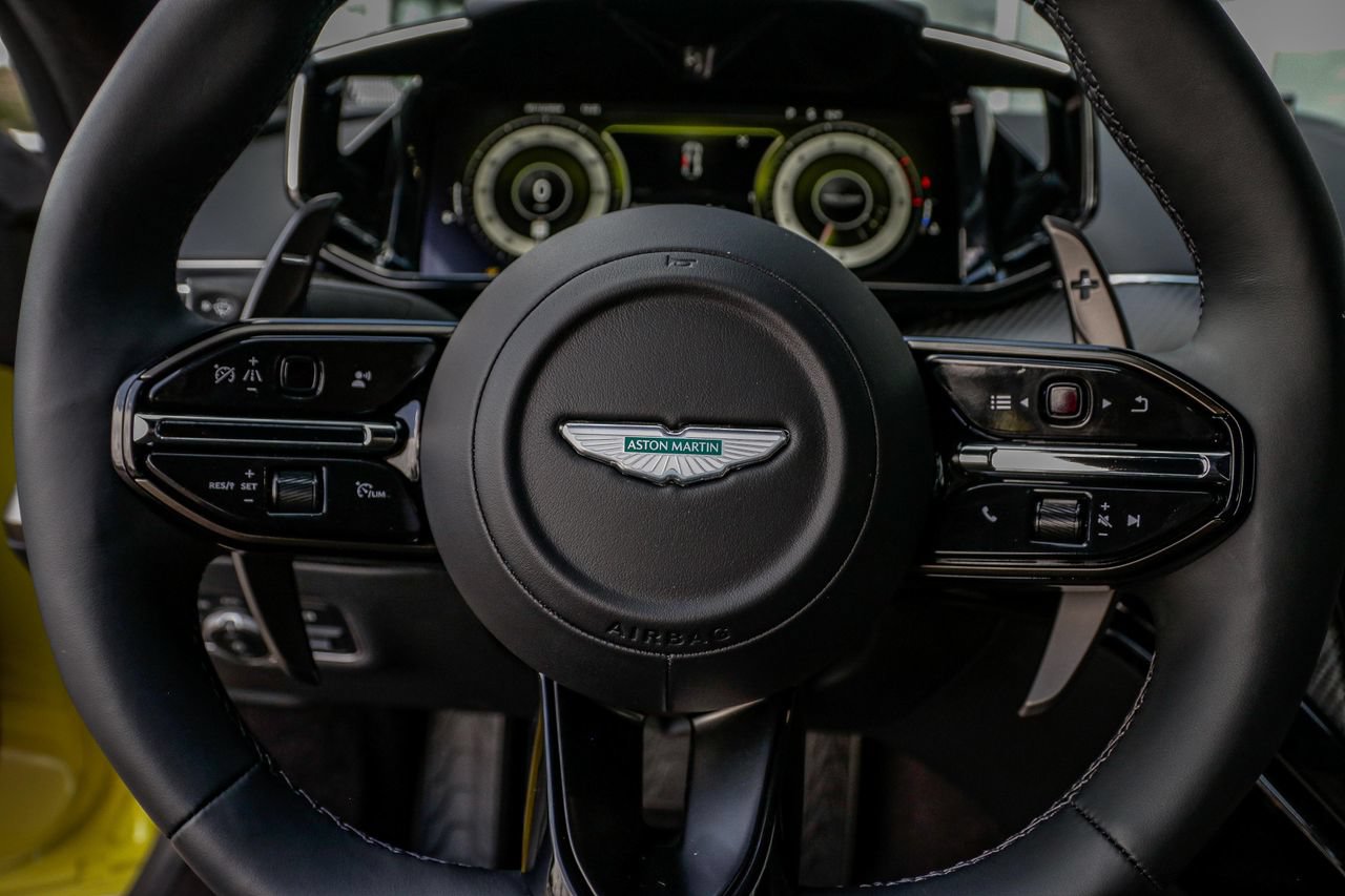 Used 2025 Aston Martin V8 Vantage Coupe RWD image 22