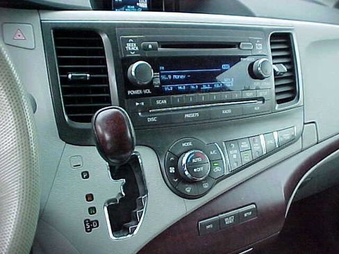 Used 2012 Toyota Sienna XLE image 22