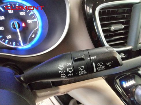 Used 2018 Chrysler Pacifica Touring-L image 17