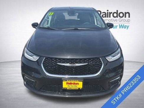 Used 2023 Chrysler Pacifica Touring-L FWD image 2