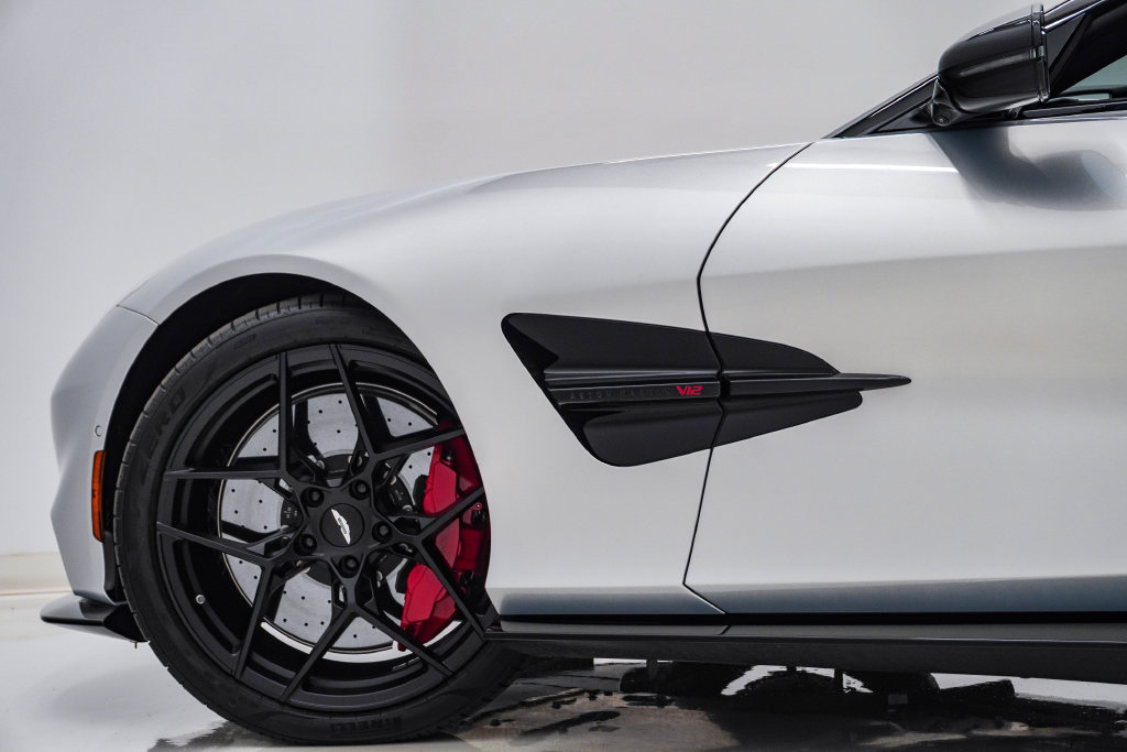 Used 2026 Aston Martin Vanquish Convertible RWD image 16
