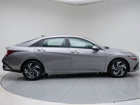 Used 2025 Hyundai Elantra SEL image 7