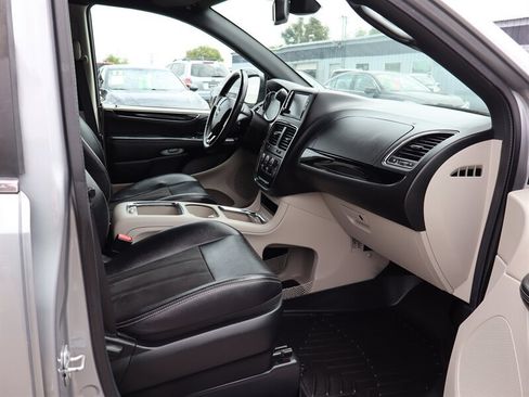 Used 2019 Dodge Grand Caravan SXT FWD image 13