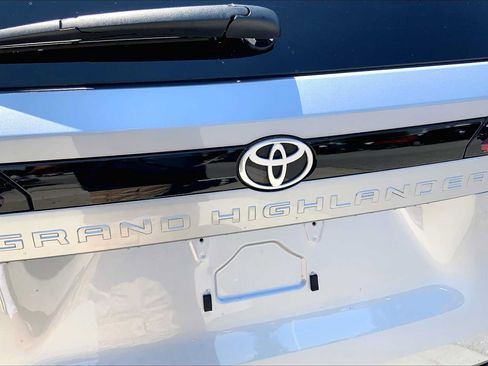Used 2025 Toyota Grand Highlander AWD Hybrid image 32