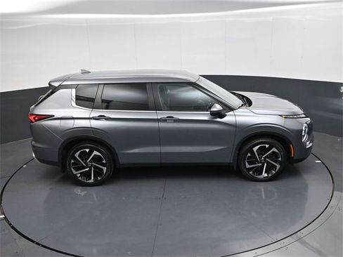 Used 2023 Mitsubishi Outlander SE image 30