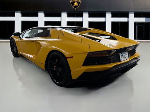 Used 2018 Lamborghini Aventador S image 3
