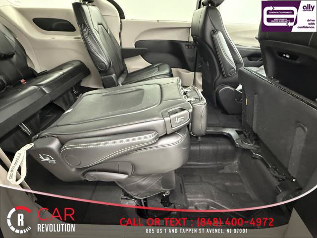 Used 2024 Chrysler Pacifica Touring-L FWD image 46
