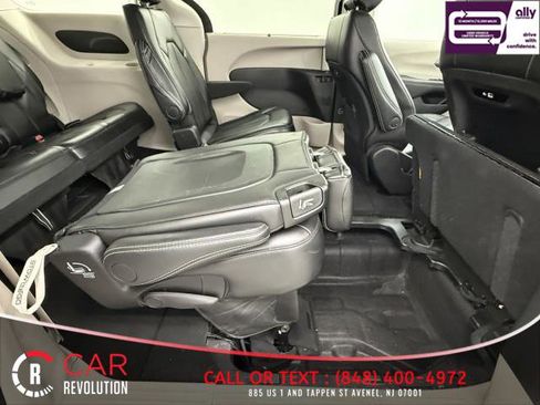 Used 2024 Chrysler Pacifica Touring-L FWD image 46