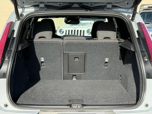 Used 2024 Volvo XC40 B5 Core image 6