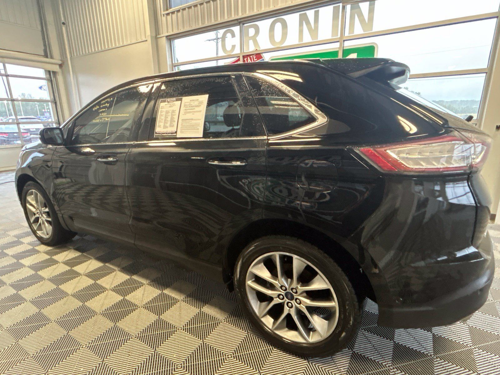 Used 2018 Ford Edge Titanium w/ Equipment Group 302A AWD/4WD image 4
