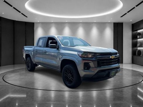 Used 2024 Chevrolet Colorado LT w/ LT Convenience Package II AWD/4WD image 2