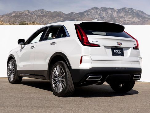 Used 2025 Cadillac XT4 Premium Luxury w/ Technology Package FWD image 4