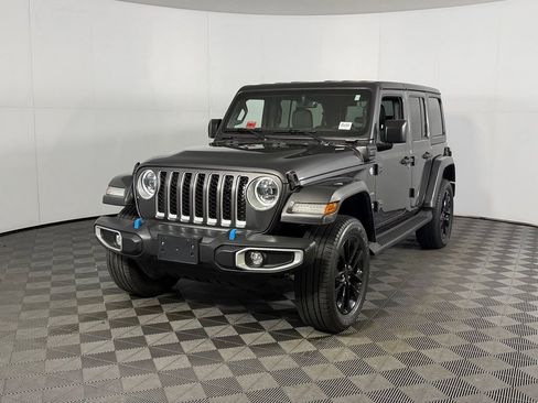 Used 2023 Jeep Wrangler Unlimited Sahara AWD/4WD image 3