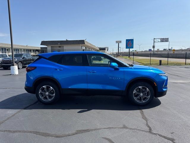 Used 2025 Chevrolet Blazer LT FWD image 2