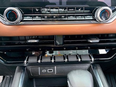 Used 2025 GMC Canyon AT4 image 32