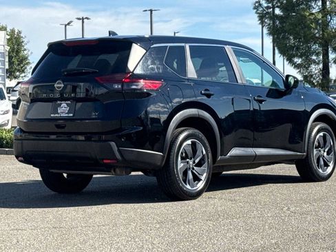Used 2024 Nissan Rogue SV FWD image 5