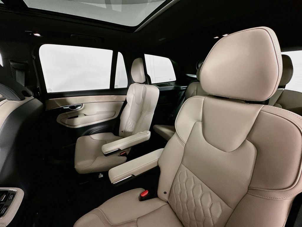 Used 2026 Volvo XC90 B5 Plus w/ Protection Package Premier AWD/4WD image 17