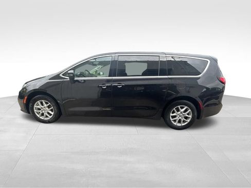 Used 2023 Chrysler Pacifica Touring-L FWD image 3