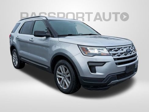 Used 2019 Ford Explorer XLT image 3