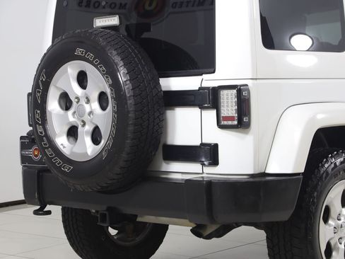 Used 2015 Jeep Wrangler Unlimited Sahara w/ Connectivity Group AWD/4WD image 39