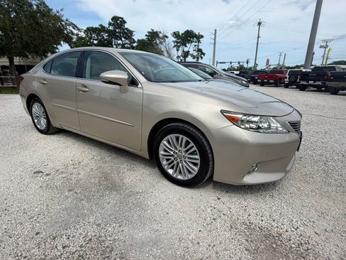 Used 2014 Lexus ES 350 w/ Luxury Package FWD image 2