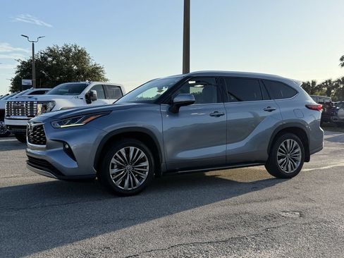 Used 2021 Toyota Highlander Platinum FWD image 9