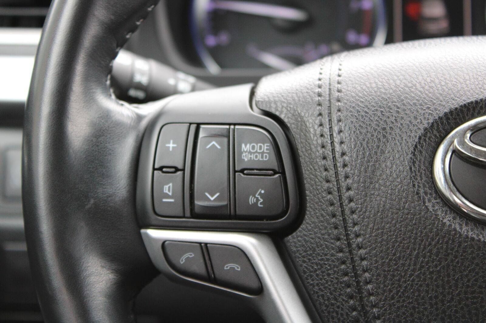 Used 2018 Toyota Highlander XLE AWD/4WD image 30