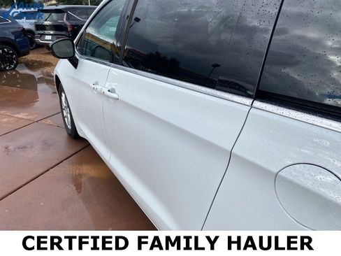 Used 2024 Chrysler Pacifica Touring-L image 16