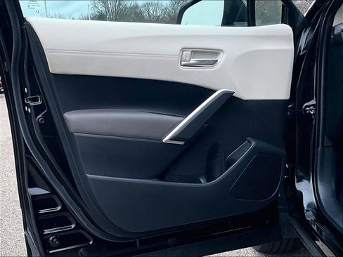 Certified 2023 Toyota Corolla Cross XLE image 9