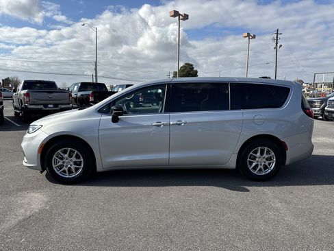 Used 2024 Chrysler Pacifica Touring-L image 9